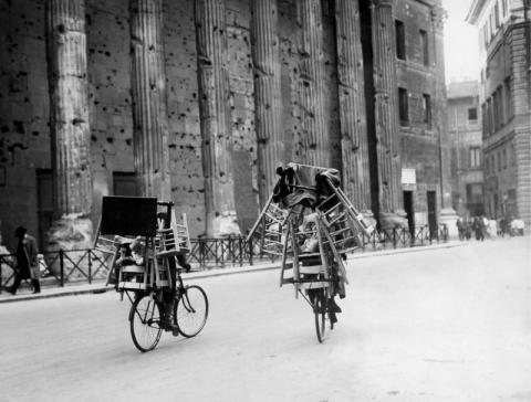 A. Porry Pastorel. Seggiolai in bicicletta a Piazza di Pietra. Roma, 1931