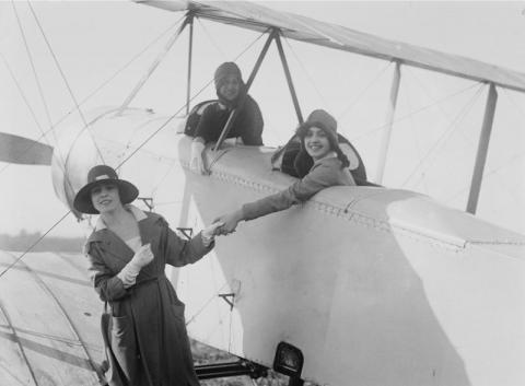Adolfo Porry Pastorel. In posa con l'aeroplano. 21 aprile 1920. Archivio Luce Fondo Pastorel