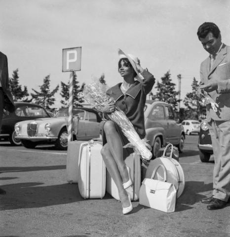 Arrivo dell'attrice cubana Chelo Alonso all'aeroporto di Ciampino, 1959 - Foto Archivio storico Luce