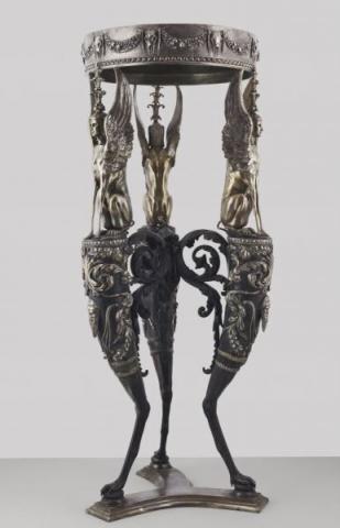 Tripode, disegnato da Giovanni Battista Piranesi, Venezia Fondazione Giorgio Cini, prodotto da Factum Arte, 2010, bronzo dorato con rivestimento d'argento e una parte superiore di alabastro