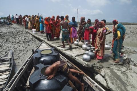 JONAS BENDIKSEN/National Geographic Gilbari, Maheshwari Pur, Divisione Khulna, Bangladesh