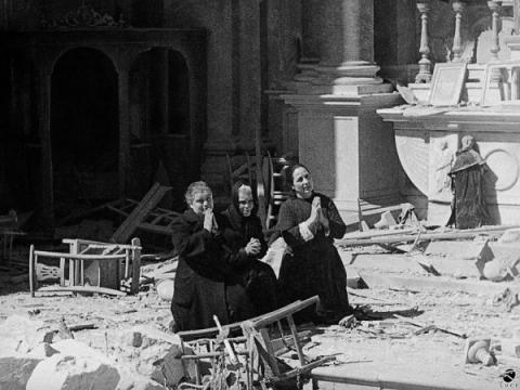 Foto Luce: donne pregano tra le rovine della chiesa di S. Anna, Cagliari,  febbraio 1943. Foto censurata.