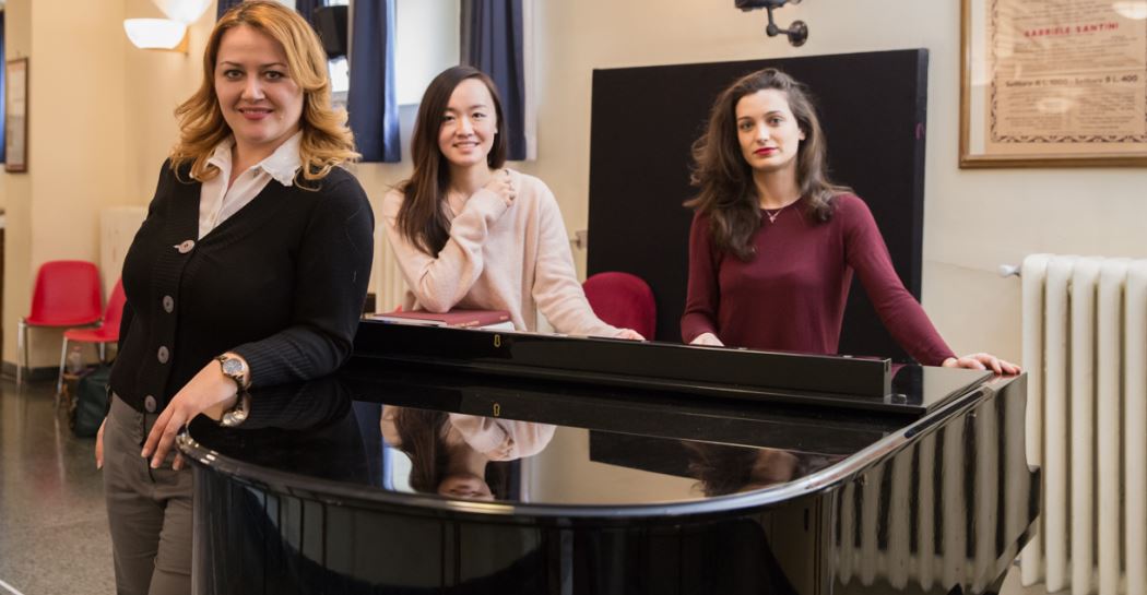 Fabbrica YAP_da sin Irida Dragoti, Lai Ling Kwong, Susanna Piermartiri_ph Yasuko Kageyama-Opera di Roma Fabbrica YAP_da sin Irida Dragoti, Lai Ling Kwong, Susanna Piermartiri_ph Yasuko Kageyama-Opera di Roma