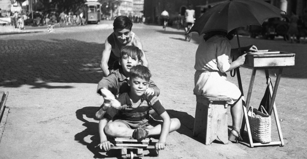 Bambini e venditrice di sigarette - CSAC Universita di Parma - FONDO PUBLIFOTO