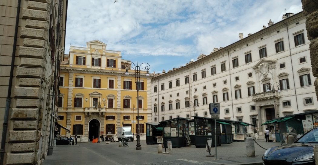 la piazza del dipinto di SCHOR, al giorno d'oggi