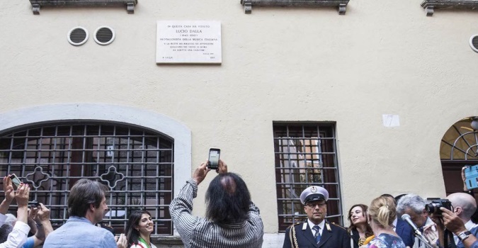 targa commemorativa dedicata a Lucio Dalla in Vicolo del Buco