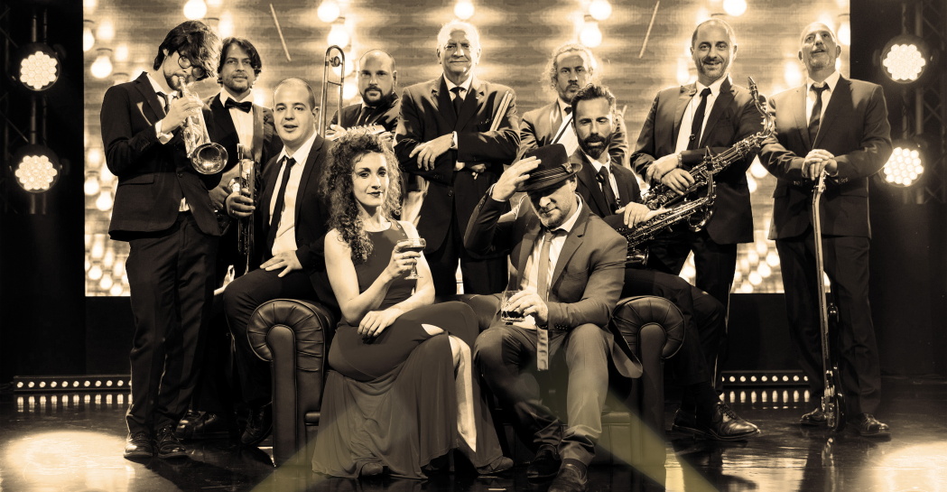 Roma Swing Orchestra - La notte dello swing - Museo di Roma (cortile) Opera in Roma srls Roma Swing Orchestra - La notte dello swing - Museo di Roma (cortile) Opera in Roma srls