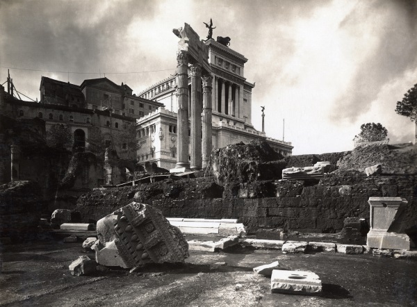 Autore ignoto, Veduta del Foro di Cesare con il podio e le colonne del tempio di Venere Genitrice 