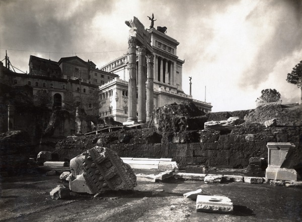 Autore ignoto, Veduta del Foro di Cesare con il podio e le colonne del tempio di Venere Genitrice Autore ignoto, Veduta del Foro di Cesare con il podio e le colonne del tempio di Venere Genitrice