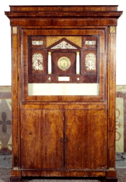 Mobile orologio del 1820 esposto al Museo di Roma Mobile orologio del 1820 esposto al Museo di Roma