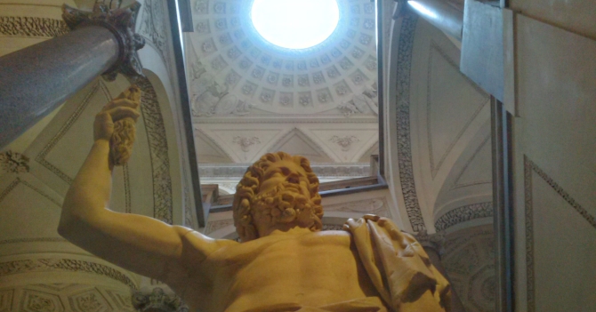 Statua di Giove Tonane e scalone di Palazzo Braschi Statua di Giove Tonane e scalone di Palazzo Braschi