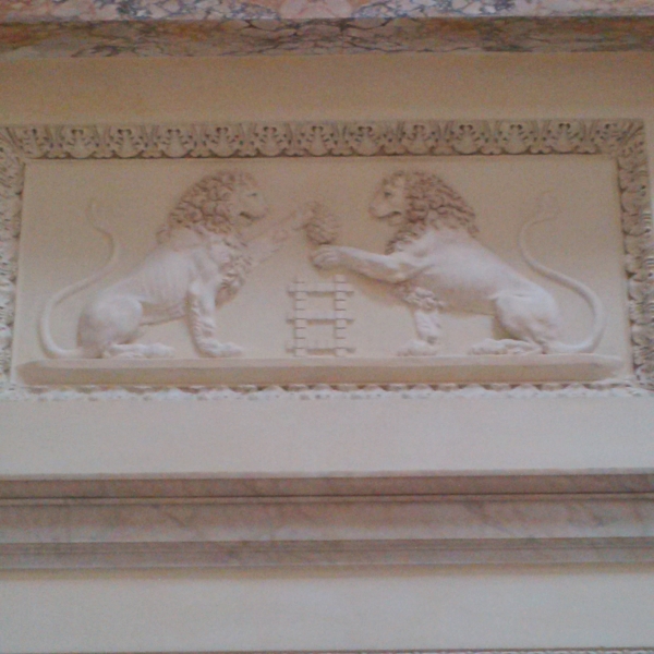 Simboli araldici Falconieri e Onesti Braschi, lungo lo scalone d’onore del palazzo Simboli araldici Falconieri e Onesti Braschi, lungo lo scalone d’onore del palazzo