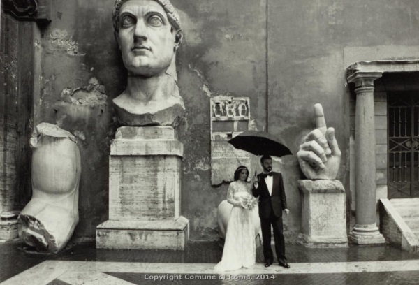 Gianni Berengo Gardin Sposi nel cortile di palazzo dei Conservatori, 1986 Gelatina ai sali d’argento, AFM 2318 Gianni Berengo Gardin Sposi nel cortile di palazzo dei Conservatori, 1986 Gelatina ai sali d’argento, AFM 2318