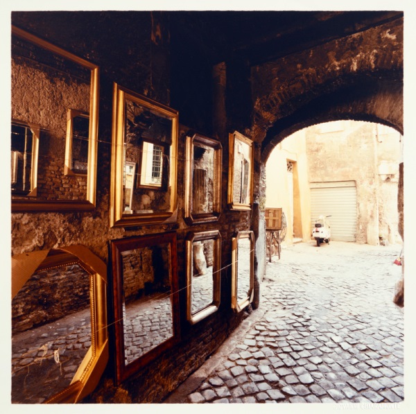 Giovanni Chiaramonte Vicolo degli Acetari, 1990 Stampa cromogenica, AFM 67 Giovanni Chiaramonte Vicolo degli Acetari, 1990 Stampa cromogenica, AFM 67