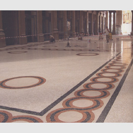 Realizzazione del pavimento in mosaico secondo il disegno originale dell'Arch. Dario Carbone, mai realizzato prima Realizzazione del pavimento in mosaico secondo il disegno originale dell'Arch. Dario Carbone, mai realizzato prima