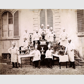 Cuochi e camerieri dell??albergo Quirinale ritratti in giardino, post 1874, albumina Cuochi e camerieri dell??albergo Quirinale ritratti in giardino, post 1874, albumina