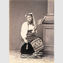 Modella con il fuso in uno studio fotografico, 1865 circa, albumina Modella con il fuso in uno studio fotografico, 1865 circa, albumina