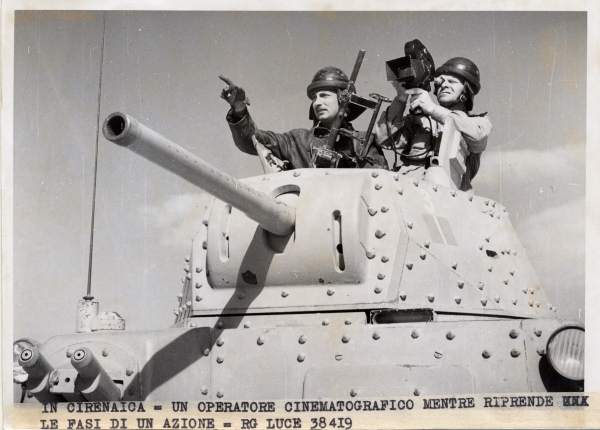 Fondo Negro, AF 12660-22 Un operatore cinematografico riprende le fasi di un'azione da un carro armato in Cirenaica 1942, 15 aprile Fondo Negro, AF 12660-22 Un operatore cinematografico riprende le fasi di un'azione da un carro armato in Cirenaica 1942, 15 aprile