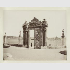 Guillaume Berggren, Porta del Palazzo imperiale Dolma-Begtché, Costantinopoli, 1870 ca., albumina, Fondo Silvio Negro Guillaume Berggren, Porta del Palazzo imperiale Dolma-Begtché, Costantinopoli, 1870 ca., albumina, Fondo Silvio Negro