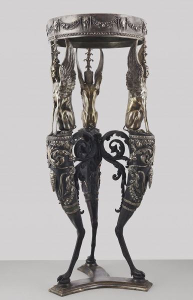 Tripode, disegnato da Giovanni Battista Piranesi, Venezia Fondazione Giorgio Cini, prodotto da Factum Arte, 2010, bronzo dorato con rivestimento d'argento e una parte superiore di alabastro Tripode, disegnato da Giovanni Battista Piranesi, Venezia Fondazione Giorgio Cini, prodotto da Factum Arte, 2010, bronzo dorato con rivestimento d'argento e una parte superiore di alabastro