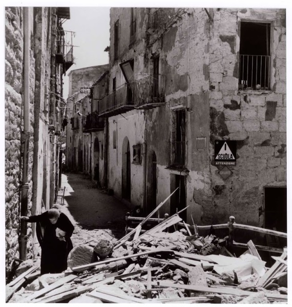 Donna tra le rovine di Agrigento, 17-18 luglio 1943/Woman amid the ruins of Agrigento, 17-18 July 1943