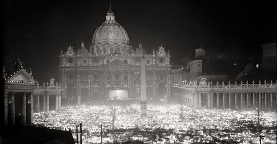 Umberto Sciamanna,Veduta notturna della basilica di San Pietro affollata di fedeli, 1950 circa (particolare)