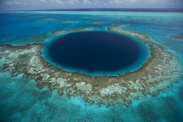 JAD DAVENPORT/National Geographic Parco Naturale Great Blue Hole, Distretto di Belize, Belize. JAD DAVENPORT/National Geographic Parco Naturale Great Blue Hole, Distretto di Belize, Belize.