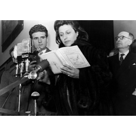 Anna Magnani recita una poesia di Trilussa durante la commemorazione del poeta romano, 15 dicembre 1951 Anna Magnani recita una poesia di Trilussa durante la commemorazione del poeta romano, 15 dicembre 1951