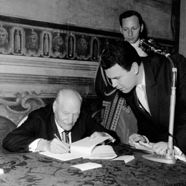 Il poeta Giuseppe Ungaretti partecipa alla celebrazione del Natale di Roma 21 aprile 1968 Il poeta Giuseppe Ungaretti partecipa alla celebrazione del Natale di Roma 21 aprile 1968
