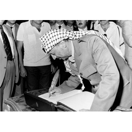 La firma del leader palestinese Yasser Arafat sul libro degli ospiti 16 settembre 1982 La firma del leader palestinese Yasser Arafat sul libro degli ospiti 16 settembre 1982