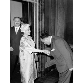 La Regina Madre d’Inghilterra, Elisabeth Bowes-Lyon, accolta in Campidoglio da Urbano Cioccetti, 24 aprile 1959