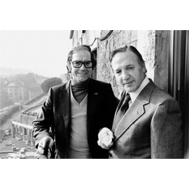 Luigi Petroselli sul balconcino del suo studio con l’argentino Adolfo Perez Esquivel, Premio Nobel per la pace 18 dicembre 1980