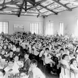 Mensa dei bambini presso la scuola Leopardi, aprile 1966 Mensa dei bambini presso la scuola Leopardi, aprile 1966
