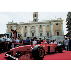 Una Ferrari esposta sulla piazza del Campidoglio in occasione del 50° anniversario della casa automobilistica, 30 maggio 1997 Una Ferrari esposta sulla piazza del Campidoglio in occasione del 50° anniversario della casa automobilistica, 30 maggio 1997