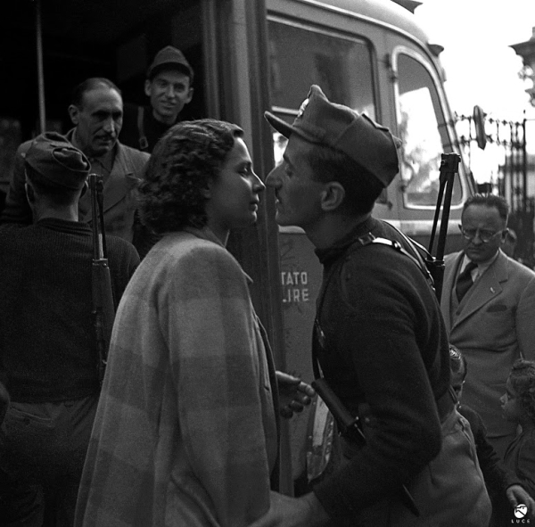 Foto Luce: un timido bacio alla partenza per il fronte, sotto lo sguardo del ministro della propaganda di Salò, Ferdinando Mezzasoma, 16 ottobre 1944 Foto Luce: un timido bacio alla partenza per il fronte, sotto lo sguardo del ministro della propaganda di Salò, Ferdinando Mezzasoma, 16 ottobre 1944