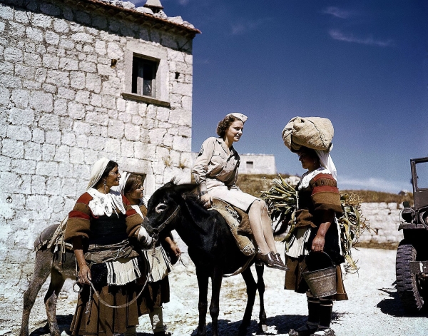 Foto Nara: un’ausiliaria americana conversa con alcune contadine in abito tradizionale di un villaggio dell’Appennino, Aiello del Sabato (Av), 1944