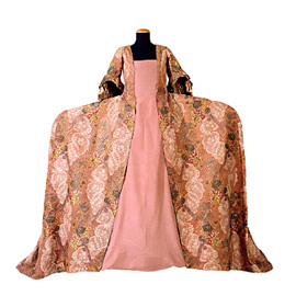 Decoro "a doppio meandro" creato da ghirlande di fiori e motivi a merletto con andamento sinusoide, 1760-1770, Abito femminile, cm. x Decoro "a doppio meandro" creato da ghirlande di fiori e motivi a merletto con andamento sinusoide, 1760-1770, Abito femminile, cm. x