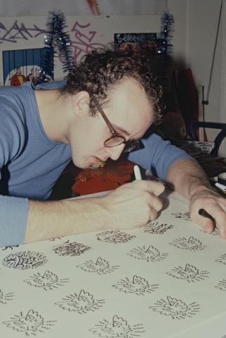 Makoto Murata 1983 Photo by © Makoto Murata Keith Haring artwork © Keith Haring Foundation Makoto Murata 1983 Photo by © Makoto Murata Keith Haring artwork © Keith Haring Foundation