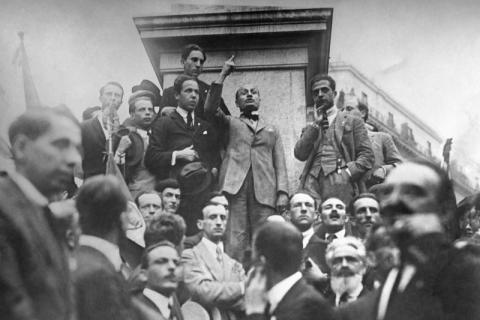 Adolfo Porry Pastorel. Benito Mussolini. Comizio in Piazza S. Elena, Roma, luglio 1920 - Archivio fotografico Istituto Luce, Fondo Pastorel