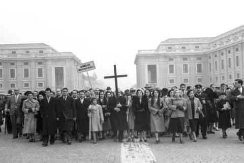 Dipendenti del Ministero della Marina mercantile in processione a San Pietro, Giubileo 1950 - Foto Archivio storico Luce