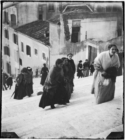 Giuseppe Primoli, Donne sulla scalinata dell'Ara Coeli, Roma, Fondazione Primoli