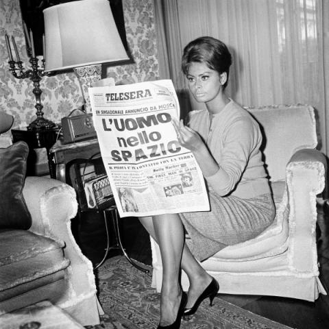 Sophia Loren legge di Gagarin, 1961 - Foto Archivio storico Luce