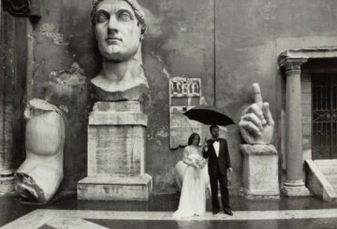 Gianni Berengo Gardin (1930) Sposi nel cortile di palazzo dei Conservatori, 1986 stampa ai sali d’argento su carta baritata, AFM 2318