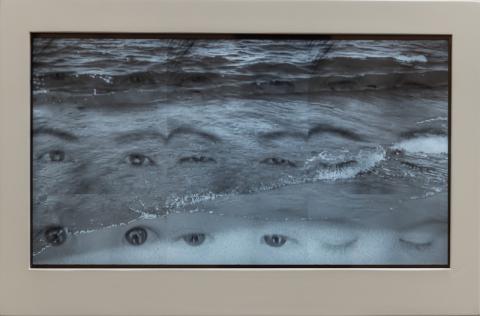 Alessia Pagano, Onde di memoria, 2026, Loop video su monitor 22”, stampa diretta su plexiglas, cornice in legno laccato bianco, cm 50x30 Alessia Pagano, Onde di memoria, 2026, Loop video su monitor 22”, stampa diretta su plexiglas, cornice in legno laccato bianco, cm 50x30