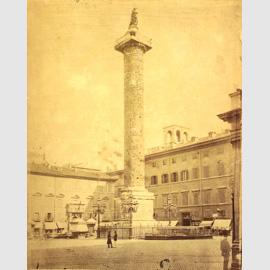 Ignoto fotografo, Veduta di Piazza Colonna ripresa dall'angolo di Palazzo Wedekind (in primo piano a destra)