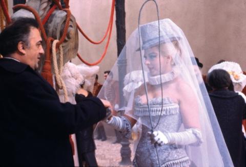 Federico Fellini e Sandra Milo sul set di "Giulietta degli spiriti" - Cineteca di Bologna, Fondo Franco Pinna