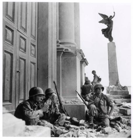Soldati americani a Troina, nei pressi della cattedrale di Maria Santissima Assunta, dopo il 6 agosto 1943/American soldiers near the entrance of the Maria SS Assunta Cathedral, Troina, after 6 August 194