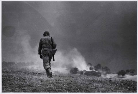 Soldato americano in perlustrazione nei dintorni di Troina, 4-5 agosto 1943/American soldier on reconnaissance mission near Troina, 4-5 August 1943