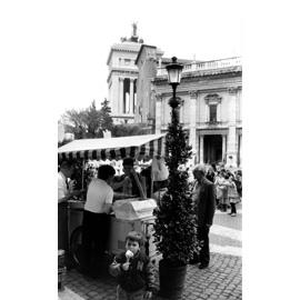 Distribuzione di gelati sulla piazza del Campidoglio in occasione del Natale di Roma 21 aprile 1988