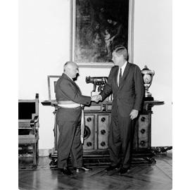 Il saluto di Glauco della Porta al Presidente degli Stati Uniti d’America John Fitzgerald Kennedy, 1° luglio 1963